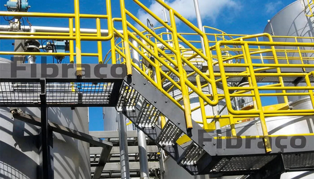 Degrau em aço galvanizado antiderrapante, resistente e seguro para uso industrial, comercial e público