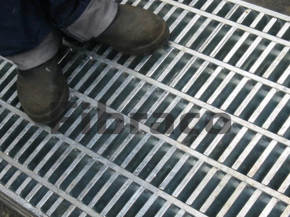 Grade de piso galvanizada a fogo em aço SAE 1020, resistente à corrosão e indicada para aplicações industriais e ambientes externos