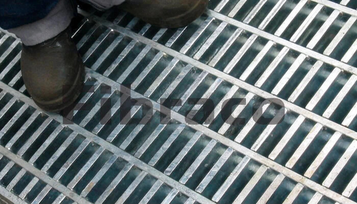 Grades de piso em aço estrutural antiderrapante para aplicações industriais e comerciais de alta resistência