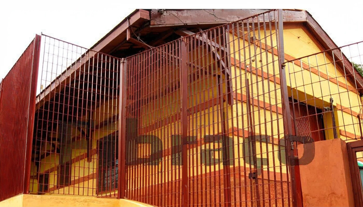 Gradil em aço galvanizado resistente a impactos para uso industrial e corporativo