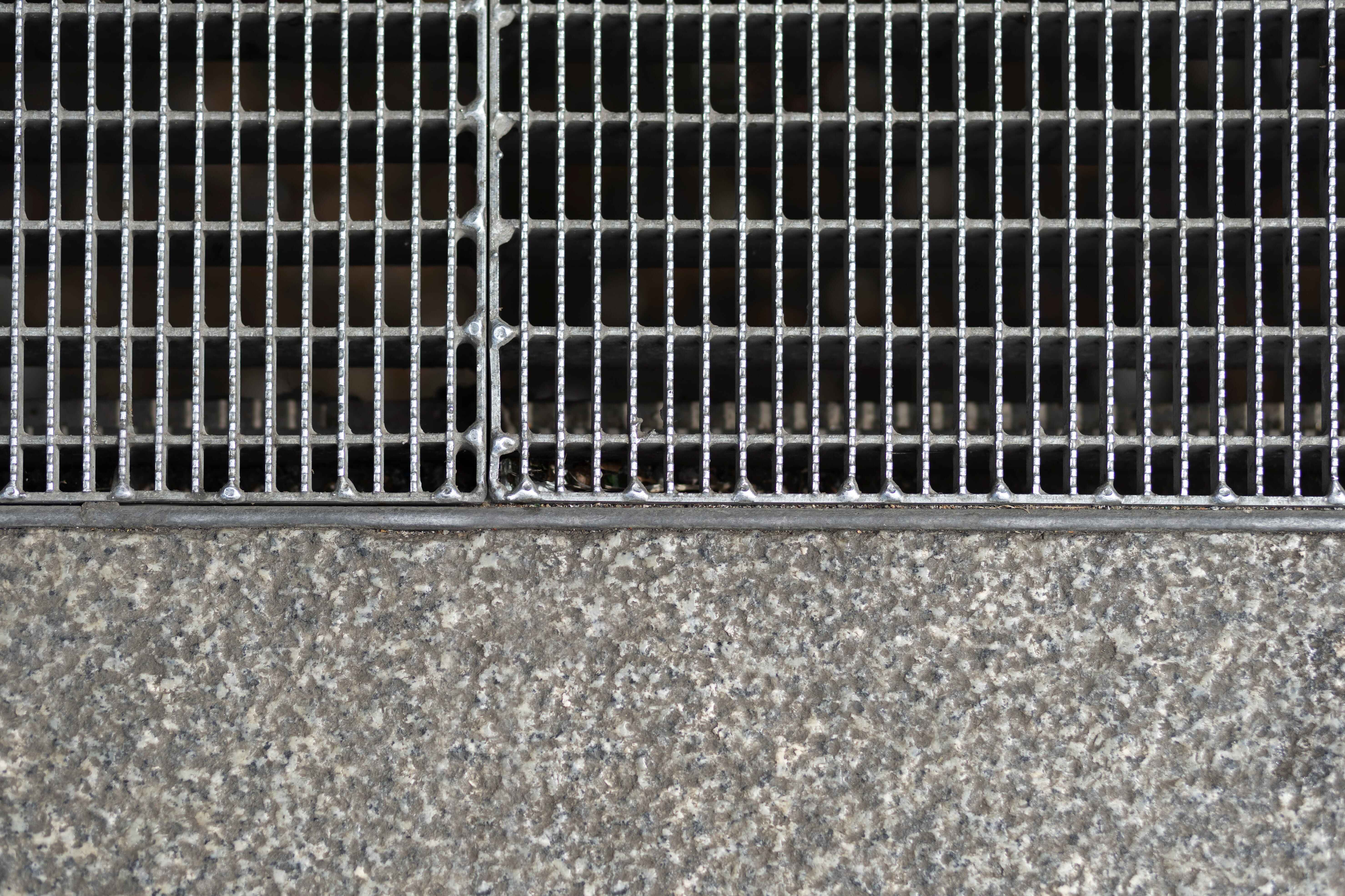 Como dimensionar uma grade de piso industrial?